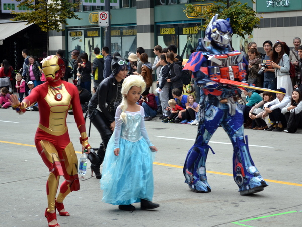 家庭万圣节游行在温哥华隆重举行